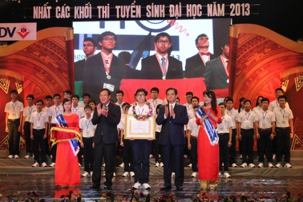 Thủ tướng Nguyễn Tấn Dũng dự Lễ tuyên dương học sinh xuất sắc năm 2013